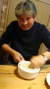 小川山荘での三村さん。レモン汁を作成中。2010年9月25日、西浦さん還暦祝いにて。